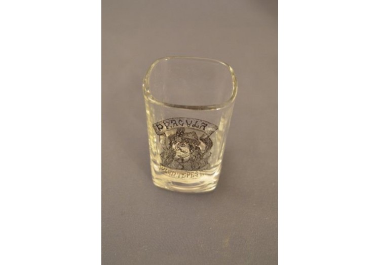 Păhărel pentru alcool pătrat inscripţionat Dracula